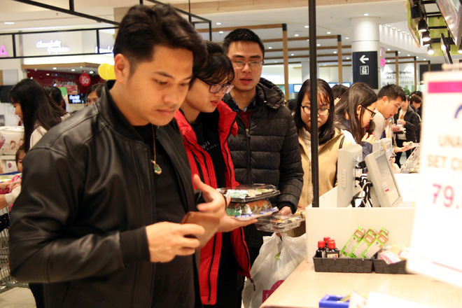 Mưa cả ngày, người Hà Nội đổ về các TTTM mua sắm và vui chơi ngày đầu nghỉ lễ Tết Dương lịch